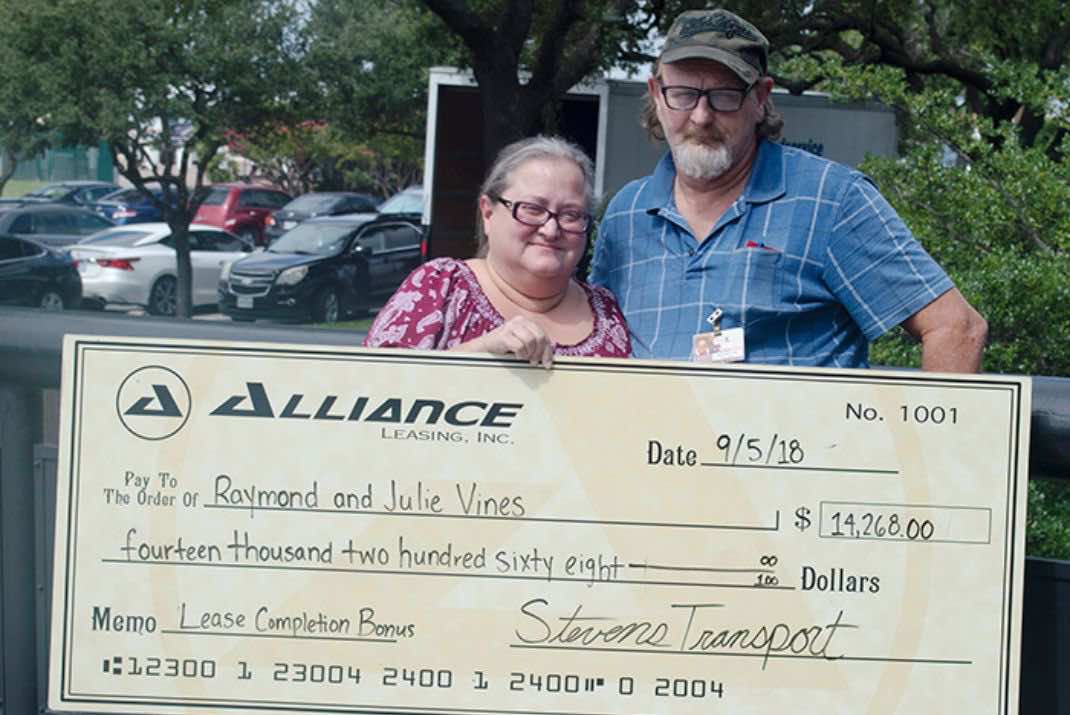 Image of Raymond & Julie Vines holding big check